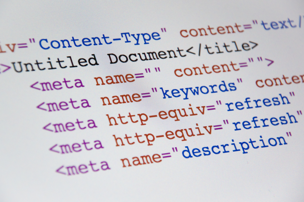 Schermata codice HTML con meta tag SEO colorati - ottimizzazione tecnica per motori di ricerca.