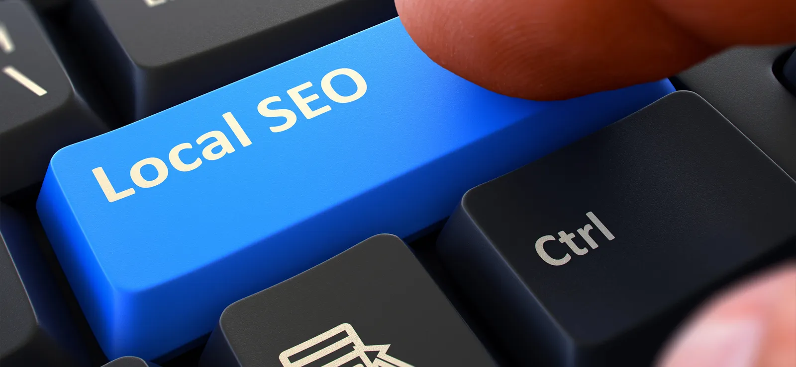 Un tasto di tastiera evidenziato in blu vivace con il testo "Local SEO" scritto in caratteri bianchi/chiari ben leggibili.