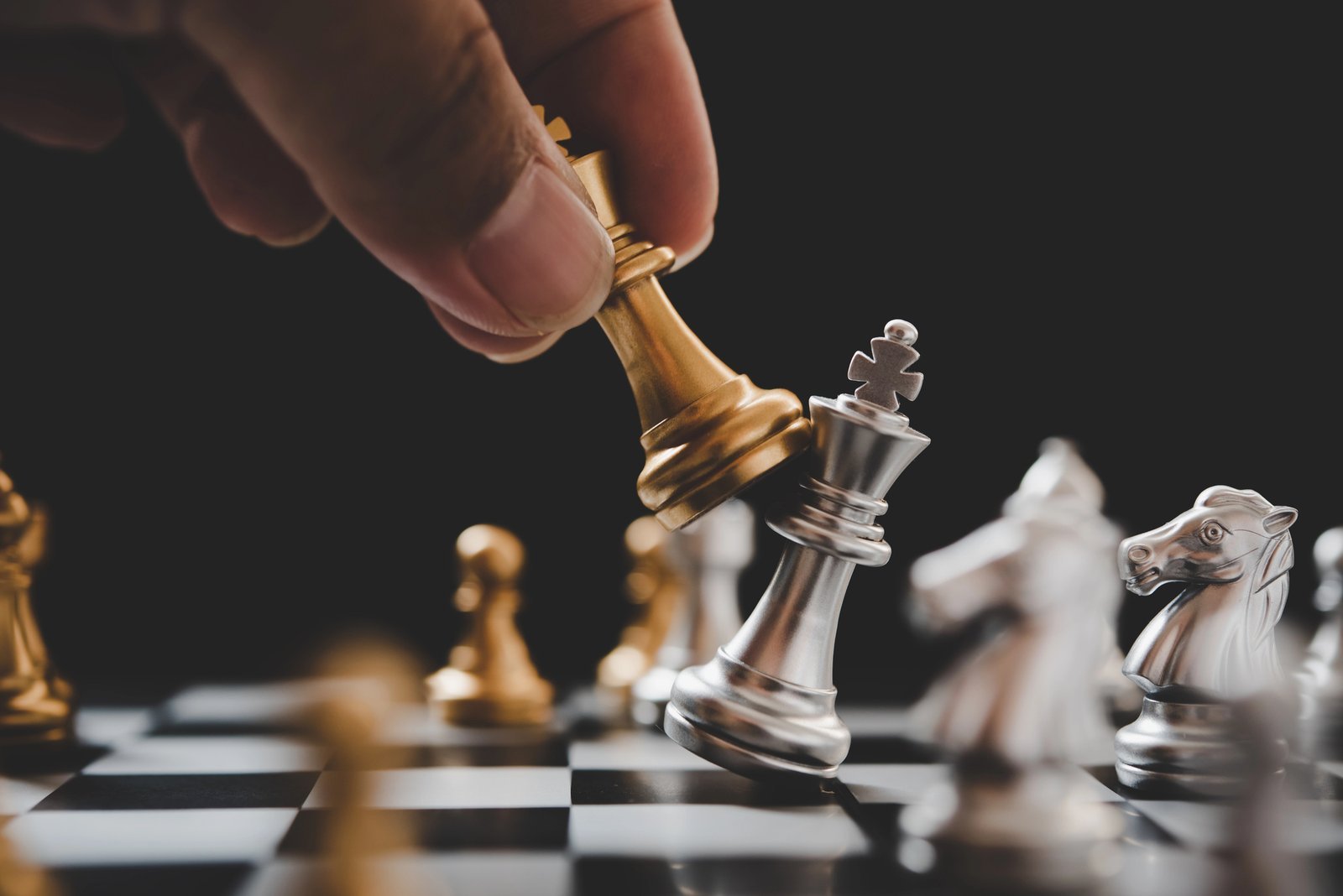 Mano muove torre dorata per dare scacco al re avversario - metafora strategia SEO vincente.