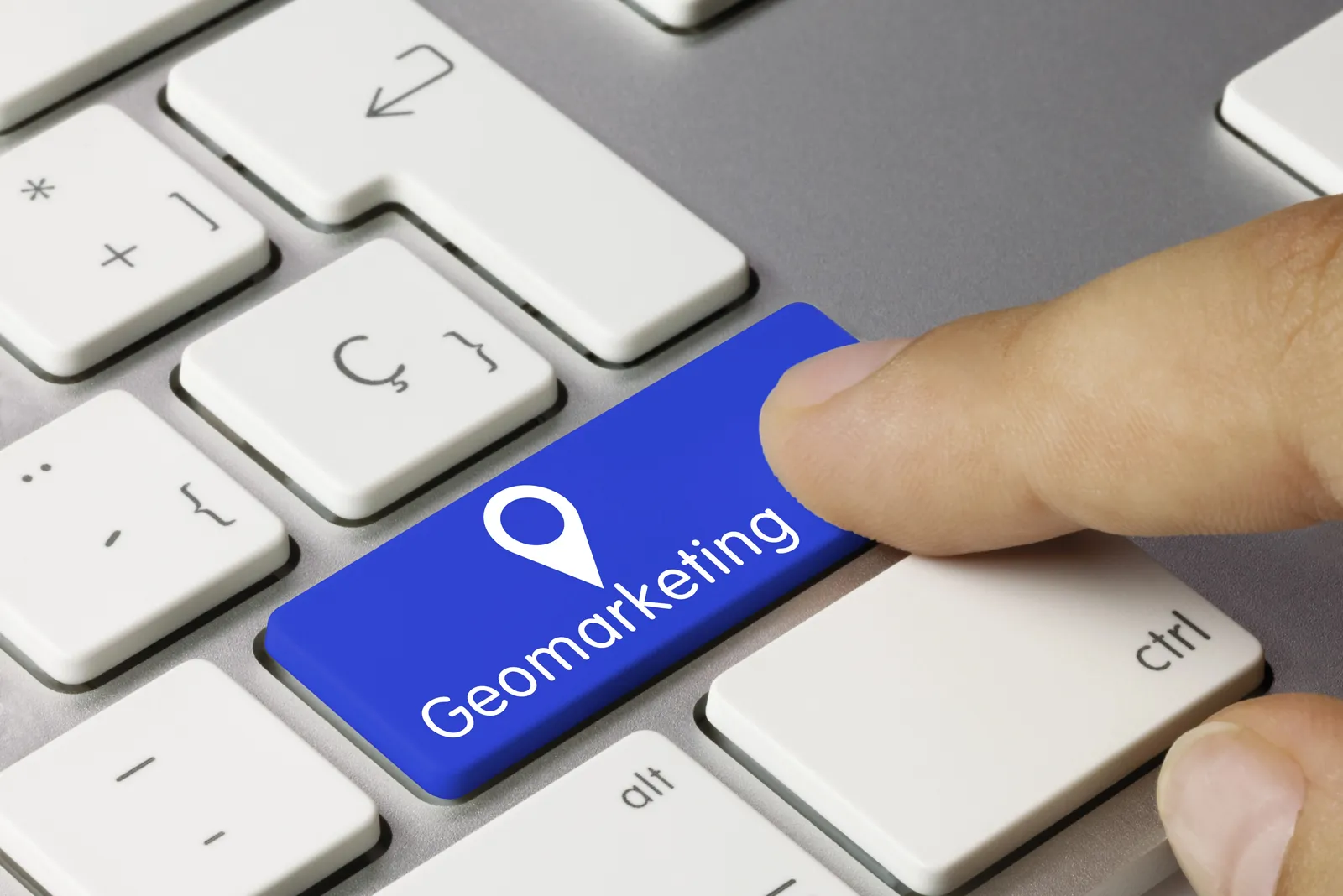 Mano muove torre dorata per dare scacco al re avversario - metafora strategia SEO vincente.